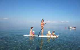 Nur wenige Schritte sind es zum Kieselstrand am Golf von Korinth